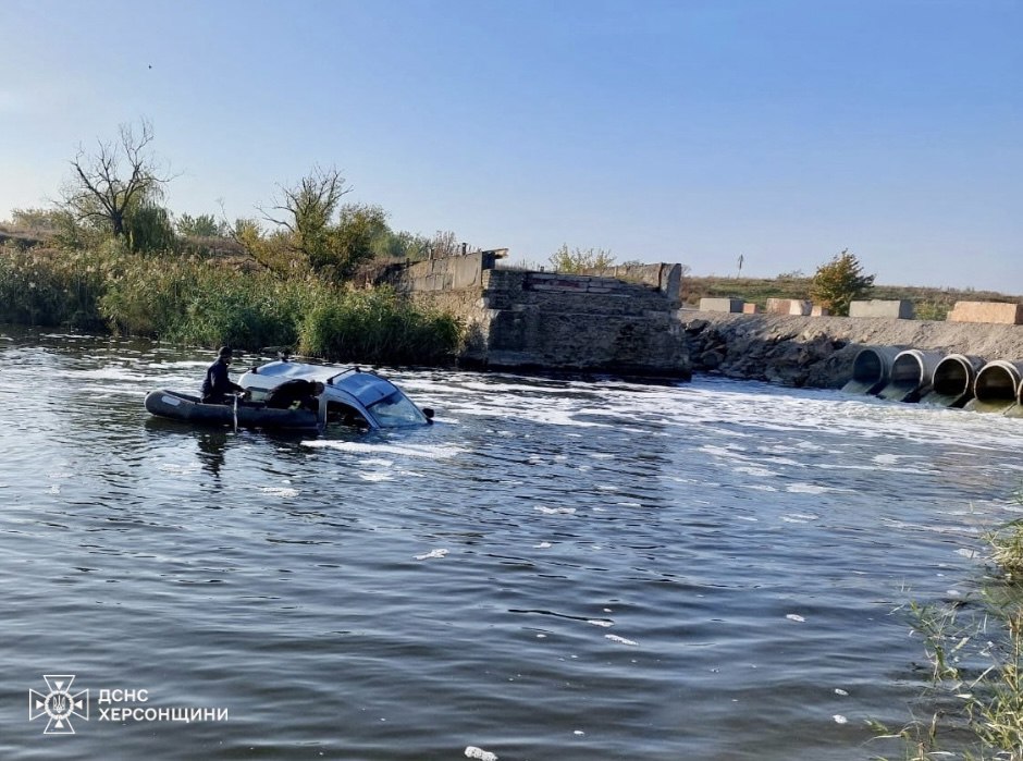 У Бериславському районі автомобіль упав у річку – водій загинув (фото, відео)